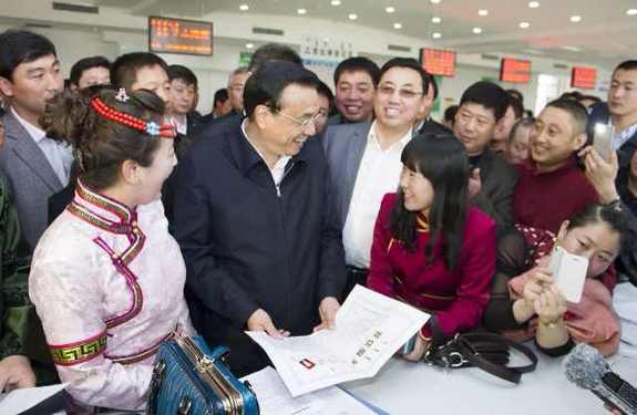 李克強考察基層政務服務中心:權力清單要讓百姓評議
