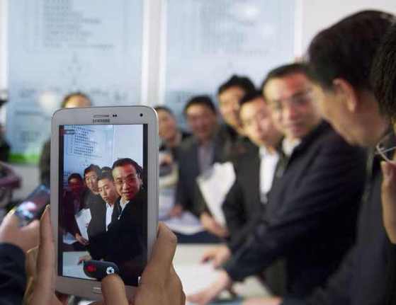 李克強考察基層政務服務中心:權力清單要讓百姓評議