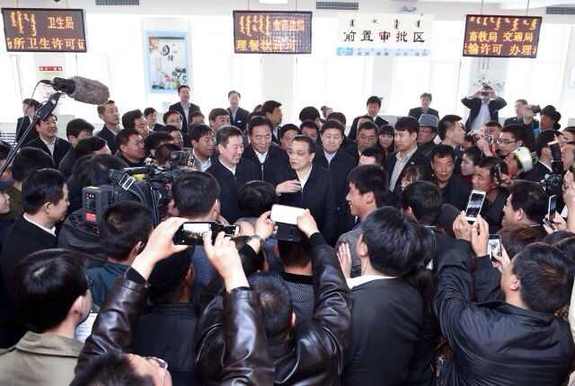 李克強考察基層政務服務中心：權力清單要讓百姓評議