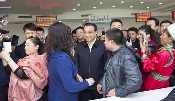 李克強考察基層政務服務中心：權力清單要讓百姓評議