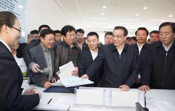 李克強考察基層政務服務中心：權力清單要讓百姓評議