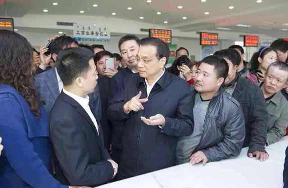 李克強考察基層政務服務中心：權力清單要讓百姓評議