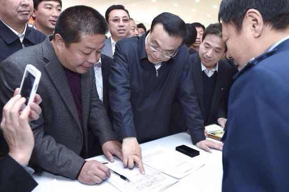李克強考察基層政務服務中心：權力清單要讓百姓評議