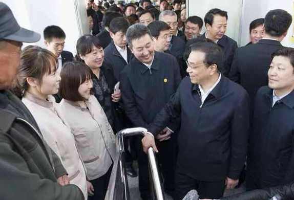 李克強考察基層政務服務中心：權力清單要讓百姓評議