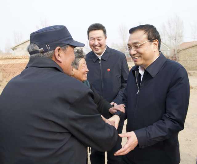 總理察看村民低保卡 詢問政策落實