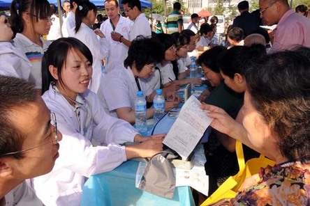 中醫(yī)專家免費為市民“冬病夏治”