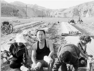 我身邊的共產(chǎn)黨員——左龍：“黑金”富村民