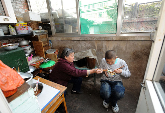 “陪讀奶奶”：特別的愛給特別的你