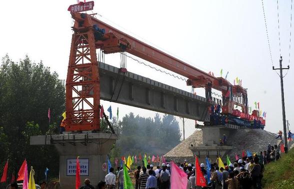 中國(guó)首條重載鐵路第七標(biāo)段開始鋪架