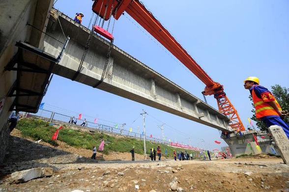 中國首條重載鐵路第七標段開始鋪架