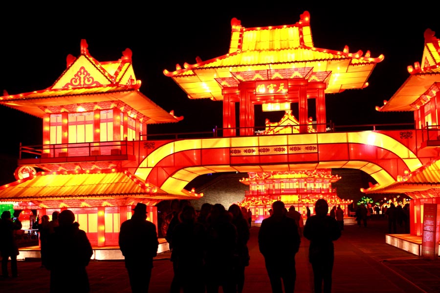 山西大同古都燈會游人如織