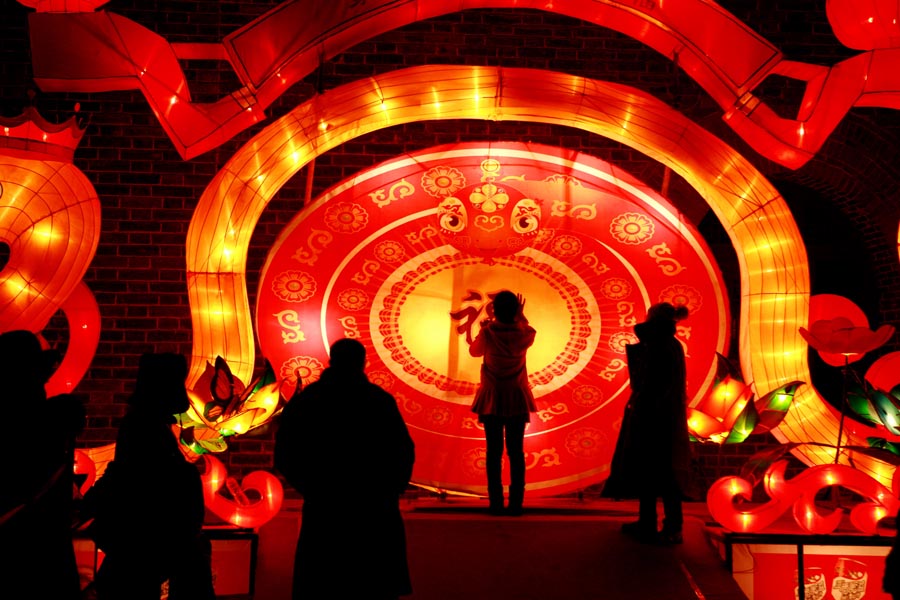 山西大同古都燈會游人如織