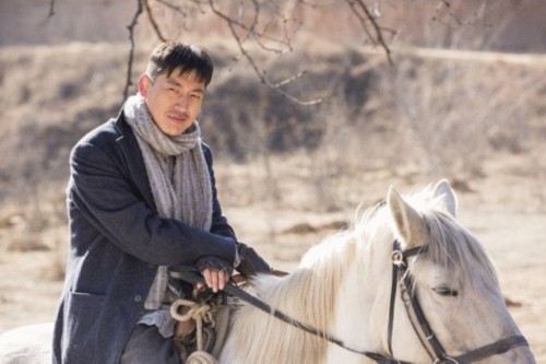 《豆娘》山西熱拍 曲少石拍攝騎馬戲份險上樹