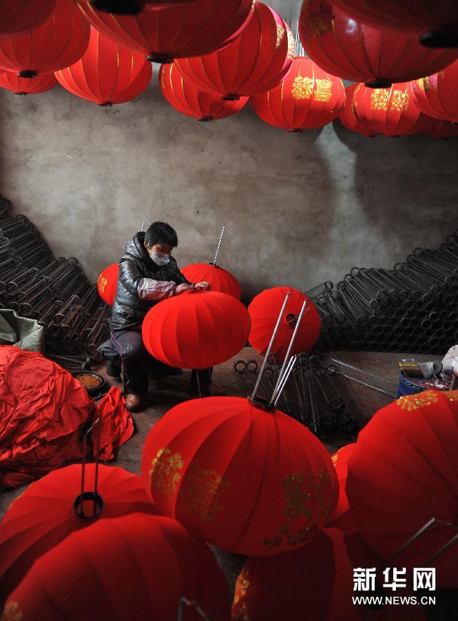 山西運(yùn)城“燈籠村”燈籠制作銷(xiāo)售忙