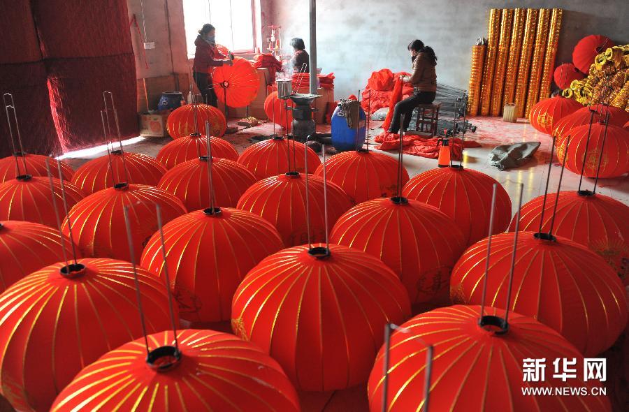 山西運城“燈籠村”燈籠制作銷售忙