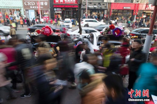 山西學生穿漢服情人節兜售玫瑰花