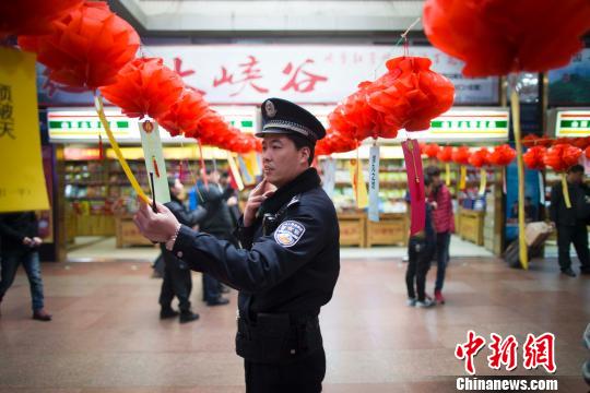 元宵節 山西太原火車站猜燈謎送元宵