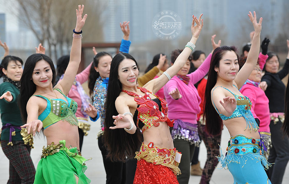 山西太原30名女性“赤膊”跳肚皮舞迎三八節