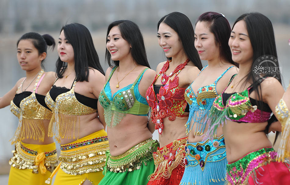 山西太原30名女性“赤膊”跳肚皮舞迎三八節