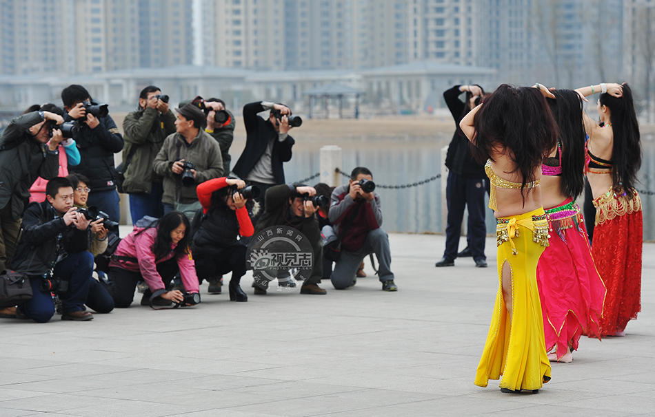 山西太原30名女性“赤膊”跳肚皮舞迎三八節