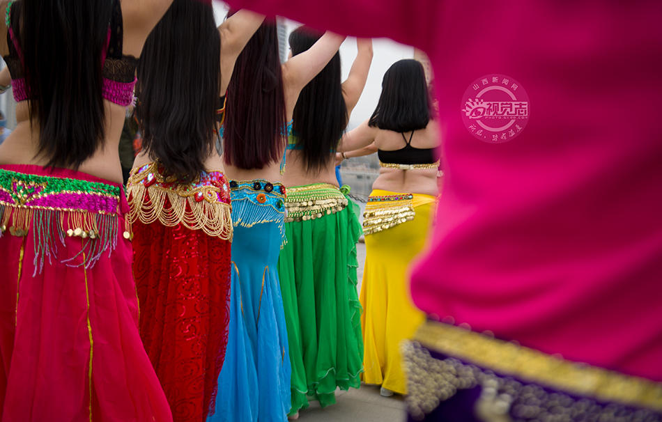 山西太原30名女性“赤膊”跳肚皮舞迎三八節