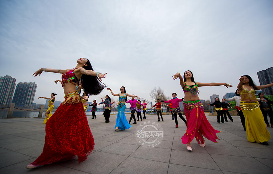 山西太原30名女性“赤膊”跳肚皮舞迎三八節