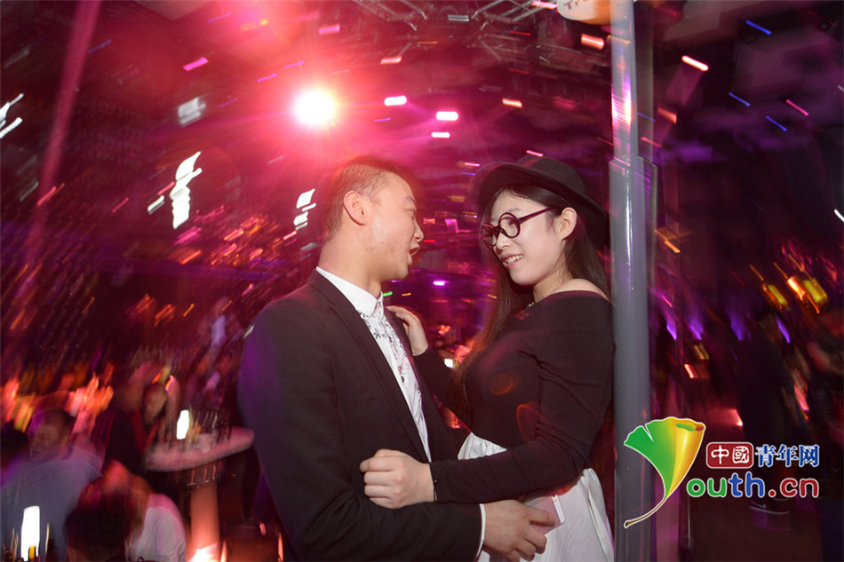 山西“富二代”開跑車去夜店過白色情人節