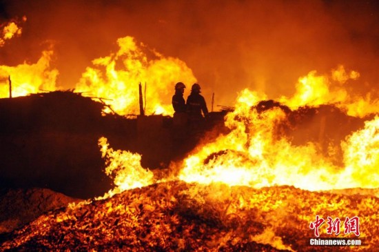 山西太原一木材廠突燃大火 幸無(wú)人員傷亡