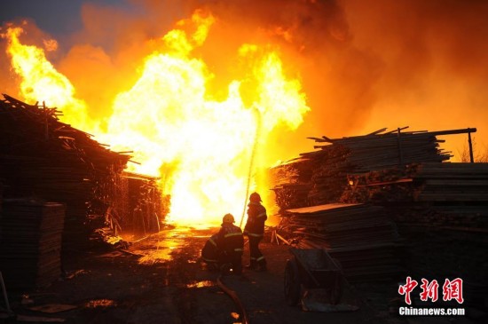 山西太原一木材廠突燃大火 幸無人員傷亡