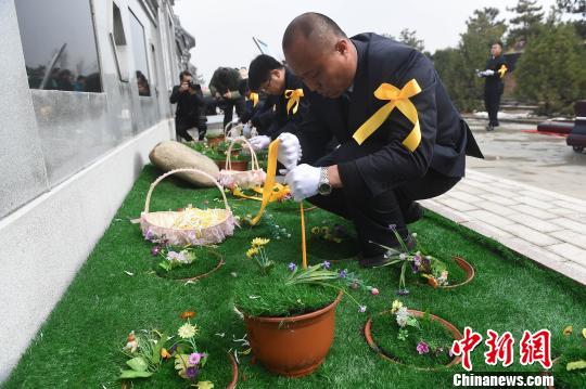 山西現“無碑深埋”式公益生態葬