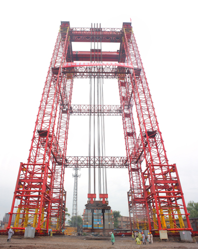 全球最大起重能力6400噸液壓復式起重機誕生太重