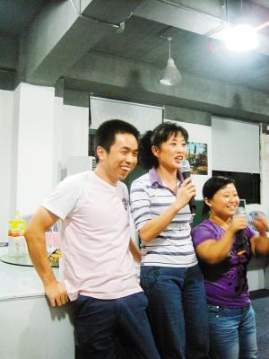 女子開著奔馳為殘疾員工洗衣做飯(圖)