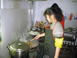 女子開著奔馳為殘疾員工洗衣做飯(圖)