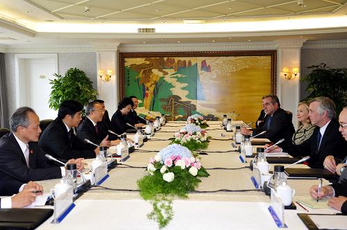 戴秉國(guó)同希拉里在深圳會(huì)晤