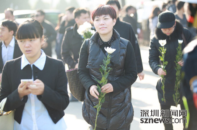 姚貝娜追悼會舉行 歌迷六點起床為“送最后一程”