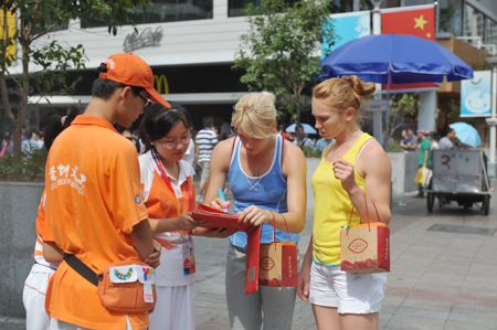 萬名運動員及國際友人扎堆東門觀光購物