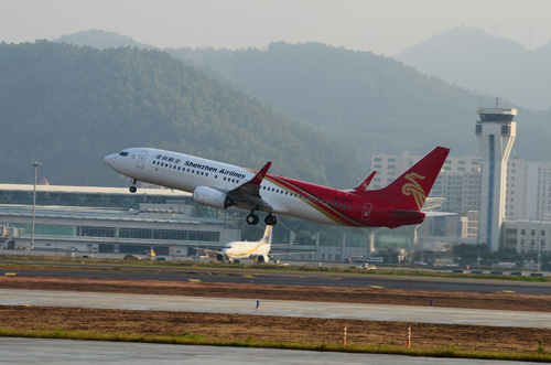 深航雙機長執飛深圳新航站樓首航