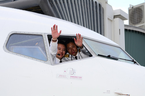 深航雙機長執飛深圳新航站樓首航