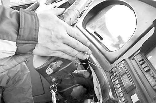 公交司機(jī)巧手自制 “語(yǔ)音播報(bào)手柄”