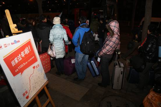 獵豹小米百度橙色大巴第三班發(fā)出 免費(fèi)送320名老鄉(xiāng)回家