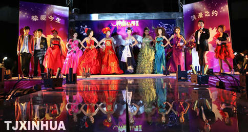天津：迎“七夕”秀婚禮