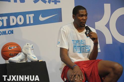 NBA球星杜蘭特在天津與球迷交流球技