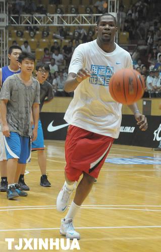 NBA球星杜蘭特在天津與球迷交流球技