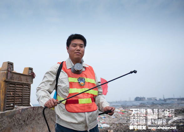 在“垃圾山”上揮灑青春的年輕人
