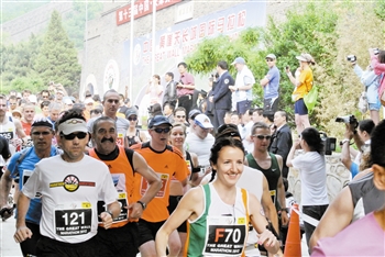 國內(nèi)唯一長城馬拉松旅游活動(dòng)黃崖關(guān)馬拉松賽鳴槍