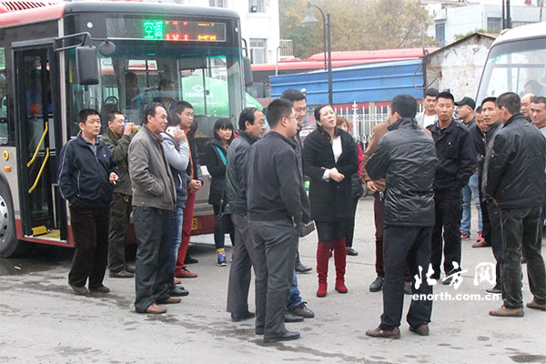 天津公交161路遭民營車主圍堵無法運營 盼早日解決