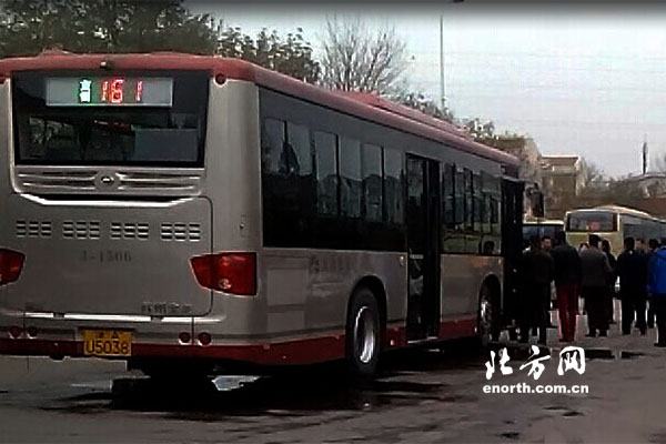 天津公交161路遭民營車主圍堵無法運營 盼早日解決