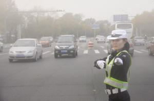 女交警霧霾天依然堅守:望市民更多選擇綠色出行