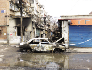 天津溫州城內轎車夜半躥火苗 燒一串兒店鋪(圖)