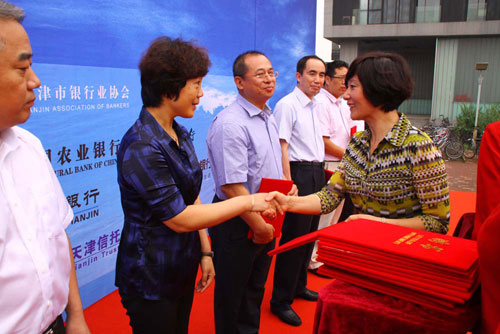 南開大學(xué)聘請(qǐng)12位銀行行長(zhǎng)作學(xué)生“實(shí)踐導(dǎo)師”